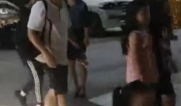 小女孩最新皮肤爆料视频,小女孩惊艳亮相，细节解析带你领略独特魅力